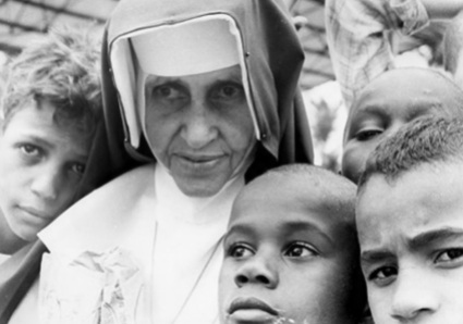 26 de Maio - 1914 – Irmã Dulce, religiosa brasileira com crianças carentes.