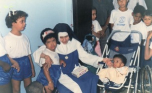 26 de Maio - 1914 – Irmã Dulce, religiosa brasileira - com crianças e deficientes.