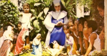 26 de Maio - 1914 – Irmã Dulce, religiosa brasileira - com crianças.