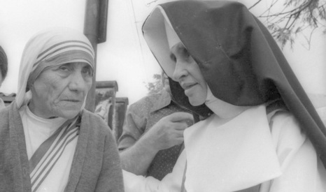 26 de Maio - 1914 – Irmã Dulce, religiosa brasileira com Madre Teresa de Calcutá..