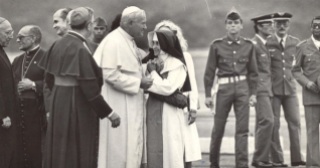 26 de Maio - 1914 – Irmã Dulce, religiosa brasileira - com o Papa e soldados da ditadura brasileira ao fundo.