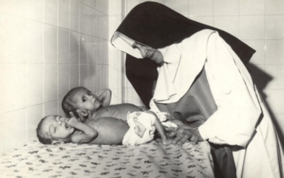 26 de Maio - 1914 – Irmã Dulce, religiosa brasileira - com recém-nascidos.