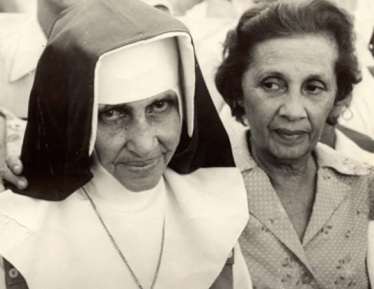 26 de Maio - 1914 – Irmã Dulce, religiosa brasileira - com uma mulher ao lado.