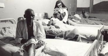 26 de Maio - 1914 – Irmã Dulce, religiosa brasileira - cuidando de doentes.