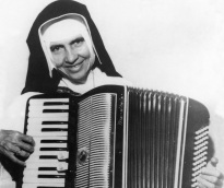 26 de Maio - 1914 – Irmã Dulce, religiosa brasileira - tocando acordeon.