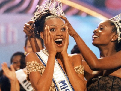 26 de Maio - 1999 - Mpule Kwelagobe, de Botswana, é coroada Miss Universo 1999, realizado em Trinidad & Tobago, sendo a 1ª miss de seu país a conquistar a coroa.