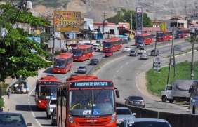 26 de Maio - Carros, ônibus, avenida - Maricá (RJ) 203 Anos