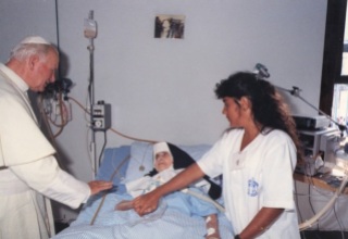 26 de Maio - Irmã Dulce na cama do hospital com o Papa João Paulo II.